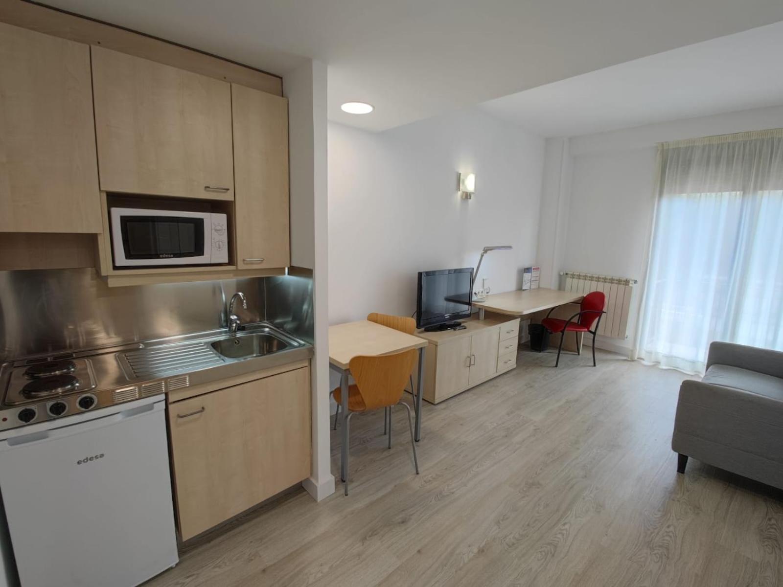 Residencia Universitaria Resa Giner De Los Rios Alcalá de Henares Екстериор снимка