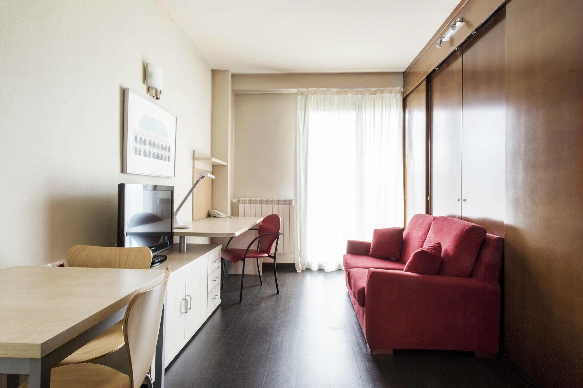Residencia Universitaria Resa Giner De Los Rios Alcalá de Henares Екстериор снимка