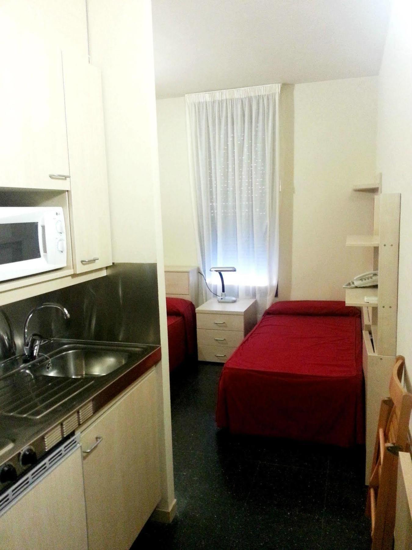 Residencia Universitaria Resa Giner De Los Rios Alcalá de Henares Екстериор снимка