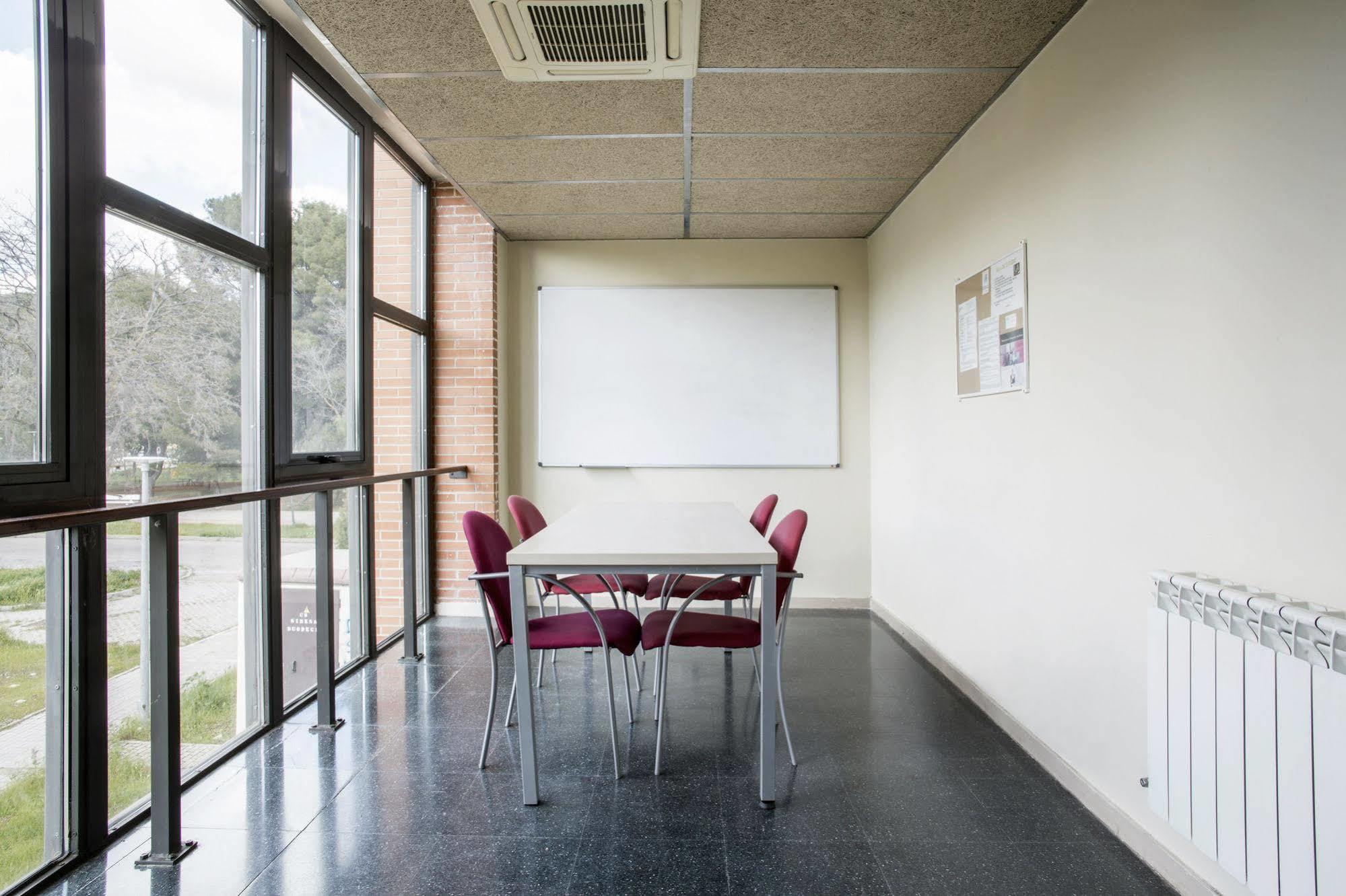 Residencia Universitaria Resa Giner De Los Rios Alcalá de Henares Екстериор снимка